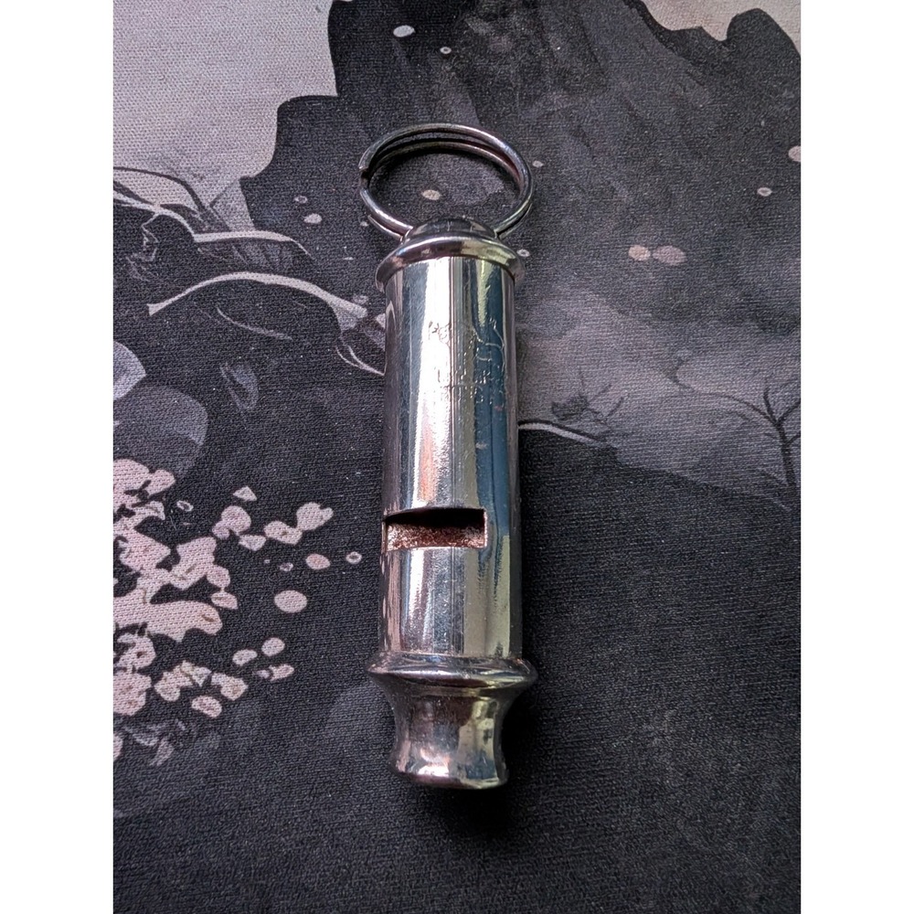 VINTAGE 2 1/2" LONG HONG KONG TIGER TRAIN WHISTLE KEYCHAIN‎